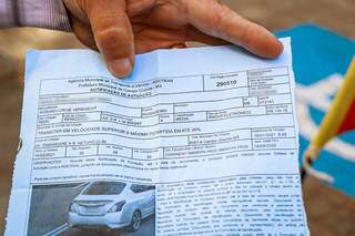 Exemplar de multa levada por condutor de Campo Grande (Foto: Henrique Kawaminami/Arquivo)