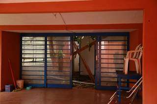 Peda&ccedil;o de &aacute;rvore quebra telhado de antigo aeroclube ap&oacute;s ventania
