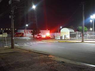 Bombeiros e polícia estiveram no local. (Foto: Divulgação/Campo Grande News)