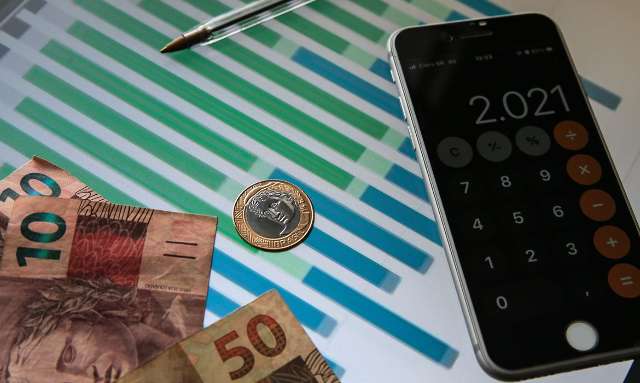 D&oacute;lar encosta em R$ 5,45 e fecha no maior valor desde abril