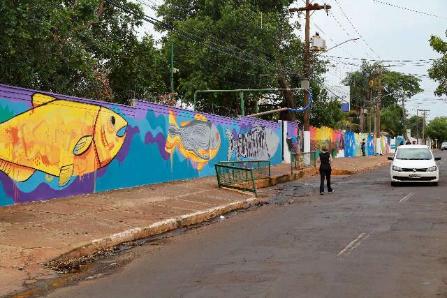 Com explos&atilde;o de cores, artistas criam maior mural de arte do Estado