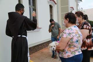 Donos de c&atilde;es buscam b&ecirc;n&ccedil;&atilde;o de santo para prote&ccedil;&atilde;o de pets