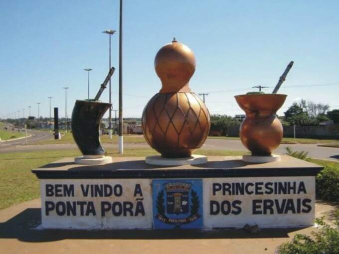Monumento de boas vindas na entrada da cidade de Ponta Porã, na fronteira do Brasil com o Paraguai (Foto: Reprodução)