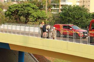 Rapaz tenta se jogar de viaduto, bombeiros param trânsito e conseguem resgatá-lo Rapaz tenta se jogar de viaduto, bombeiros param trânsito e conseguem resgatá-lo