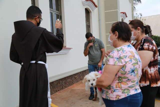 Donos de c&atilde;es buscam b&ecirc;n&ccedil;&atilde;o de santo para prote&ccedil;&atilde;o de pets