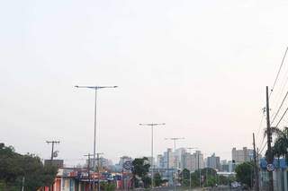 Céu claro no início da manhã na avenida Fabio Zahran, na Capital (Foto: Henrique Kawaminami)