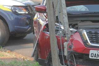 Carro ficou preso em poste depois de colisão. (Foto: Marcos Maluf)