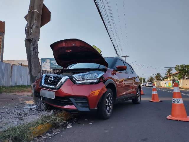 Em tratamento contra câncer, mulher passa mal e bate em poste 