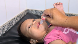 Criança recebe dose de vacina em unidade de saúde da rede pública de Campo Grande. (Foto: Digulgação/Prefeitura)