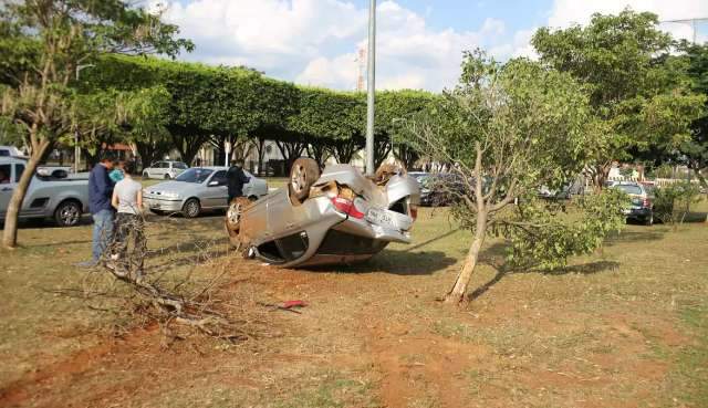 Direção trava, motorista perde controle e capota na Duque de Caxias 