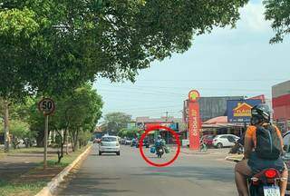 Moto entregador flagrado com 4 botijões em uma moto, em Campo Grande. (Foto: Direto das Ruas)
