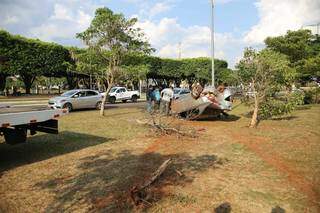 Carro capotado no canteiro central da Avenida Duque de Caxias. Guincho foi chamado no local. (Foto : Paulo Francis)