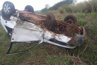 Carro capotou depois de pneu estourar e motorista perder o controle da direção (Foto: Ivi Agora)