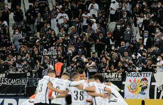 Jogadores do Timão rezando após a vitória. (Foto: Rodrigo Coca/Agência Corinthians)