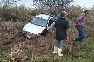 Fiat Strada saiu da pista e também ficou às margens da rodovia (Foto: Ivi Agora)