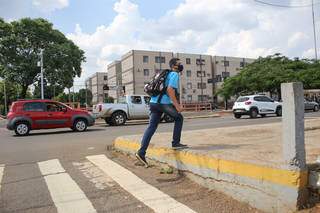 Passagem na Avenida Afonso Pena com desnível é fator limitante para mobilidade e acessibilidade. (Foto: Paulo Francis)