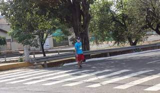 João Moreira, de 70 anos, atravessando a Avenida Ernesto Geisel, sem semáforo para pedestres. (Foto: Paulo Francis)