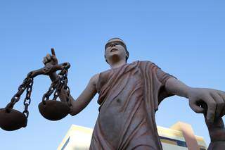 Estatua da Justiça, que fica em frente ao Fórum de Campo Grande, onde casos são julgados. (Foto: Arquivo)