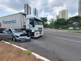 Frente do Nissan ficou destruída com a batida. (Foto: Aletheya Alves)