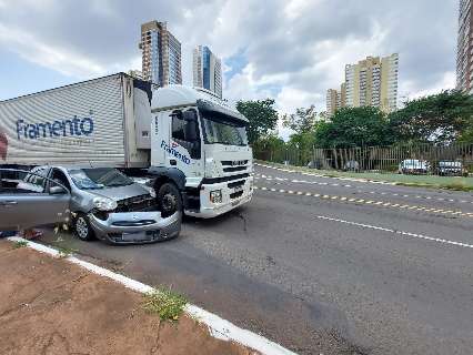 Carro fica com frente destruída após batida lateral com caminhão