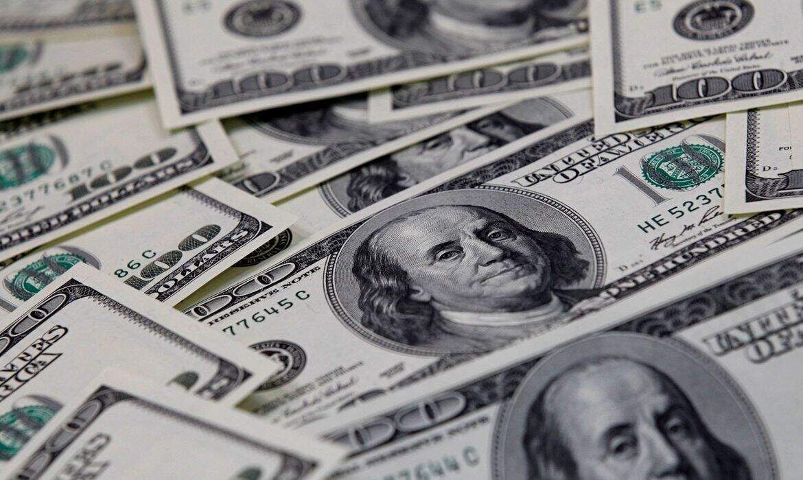 A moeda norte-americana acumula alta de 2,18% na semana. Até o momento, a divisa subiu 5,73% em 2021. (Foto: Agência Brasil)