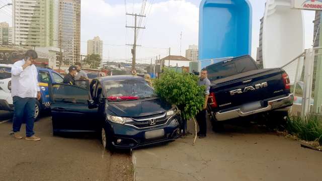 Jornalista fica presa em carro ap&oacute;s colis&atilde;o que provoca congestionamento 