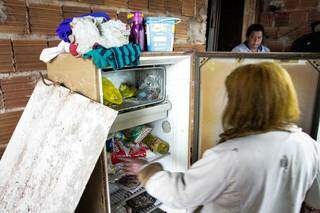 Maria recebeu doações após perder o pouco que tinha em casa. (Foto: Marcos Maluf)