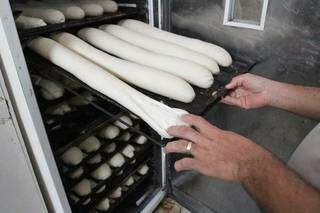 Sem energia h&aacute; mais de 15h, dono de padaria perde p&atilde;es, bolos e estoque