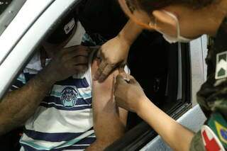 Vacina contra a covid-19 sendo aplicada em uma pessoa de Campo Grande. (Foto: Kísie Ainoã)