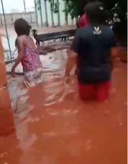 Com água nos joelhos, moradora pede doações após perder tudo em temporal 