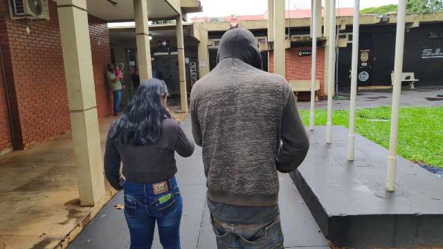 Pol&iacute;cia identifica homem e mulher que mataram rapaz a golpes de faca e pedra