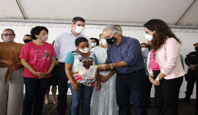 Em Sidrol&acirc;ndia, Reinaldo entrega obras e cart&otilde;es do Mais Social