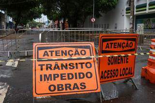 Placa de interdição na Rui Barbosa, bem na esquina com a Afonso Pena, para obras do Reviva Centro. (Foto: Henrique Kawaminami)
