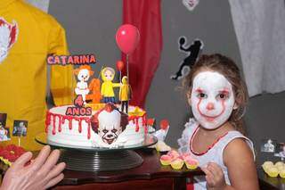 Catarina ao lado do bolo temático que ela fez questão de ajudar a decorar. (Foto: Isaias Medeiros)