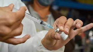 Vacinadora prepara aplicação do imunizante da Pfizer. (Foto: Prefeitura de Campo Grande)
