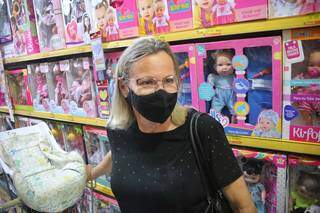 Angela Marlucia Moreira, de 52 anos, manteve compra de presentes para os netos. (Foto: Paulo Francis)