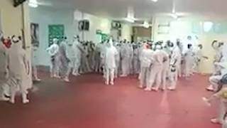 Cerca de 500 trabalhadores do abate da planta da JBS de Sidrolândia paralisaram ontem por 40 minutos. (Foto: Reprodução)