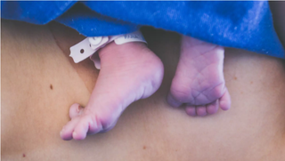 Parto normal  favorece o contato pele a pele entre mãe e bebê logo após nascimento. (Foto: Thê Fotografia) 