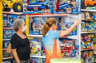Consumidores em loja de brinquedos na Capital. (Foto: Henrique Kawaminami/Arquivo)