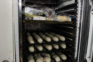 Pães em forno de padaria que ficaram mais de 15 horas sem energia elétrica. (Foto: Marcos Maluf)