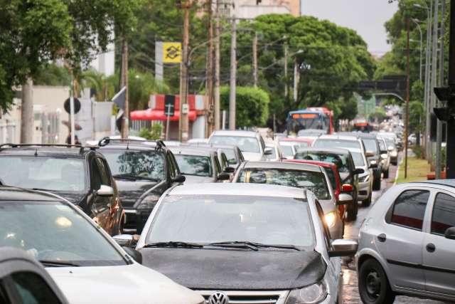 Chuva e interdi&ccedil;&atilde;o deixam tr&acirc;nsito lento no Centro de Campo Grande