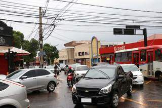 Trânsito no cruzamento da Rua Rui Barbosa com a Avenida Afonso Pena, um dos pontos mais movimentados da cidade. (Foto: Henrique Kawaminami)