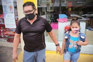 Valmiro da Silva ao lado da filha, de seis anos, durante compras no Centro. (Foto: Paulo Francis)