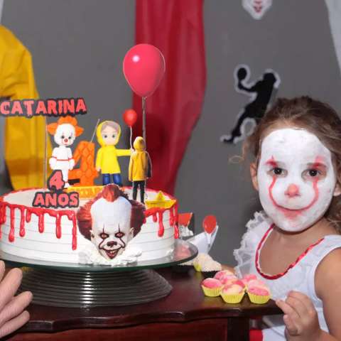 Aos 4 anos, Catarina quis palhaço do filme “It” em tema de aniversário