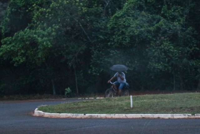 Chuva fraca dá as caras e aeroporto opera com auxílio de instrumentos