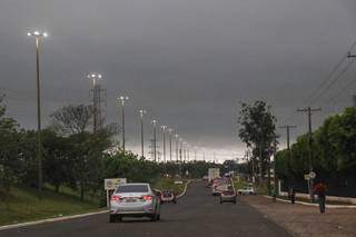 Céu fechado visto por quem passa pela Avenida João Arinos, saída para Três Lagoas, em Campo Grande. (Foto: Henrique Kawaminami)
