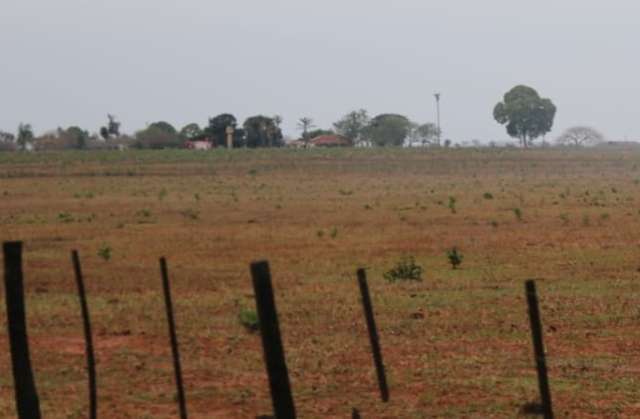 Galp&atilde;o de fazenda &eacute; destru&iacute;do pelo fogo que tamb&eacute;m acabou com trator