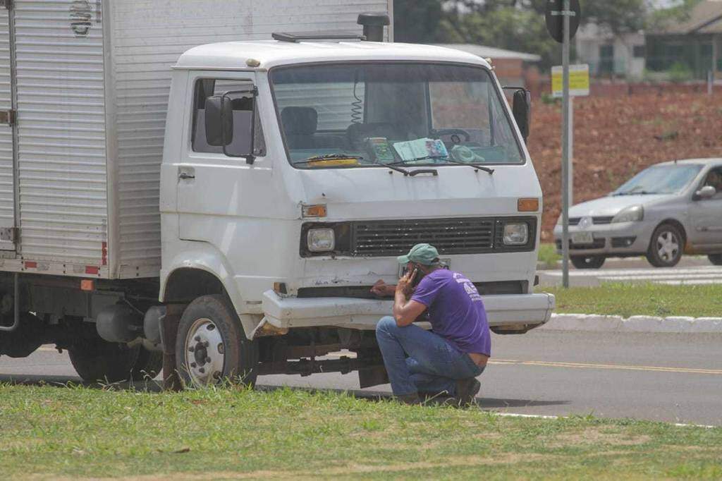 Depois De Ser Atingido Na Traseira Por Caminh O Carro Vai Parar Em