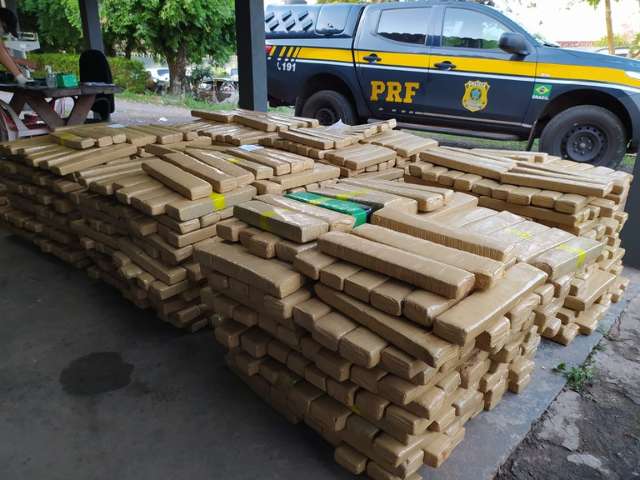 Com placas falsas, camionete &eacute; abandonada com 1,5 tonelada de maconha 