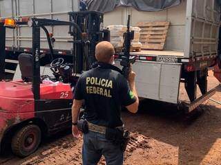 Policial federal vigia carga de droga levada para incineração. (Foto: Divulgação)